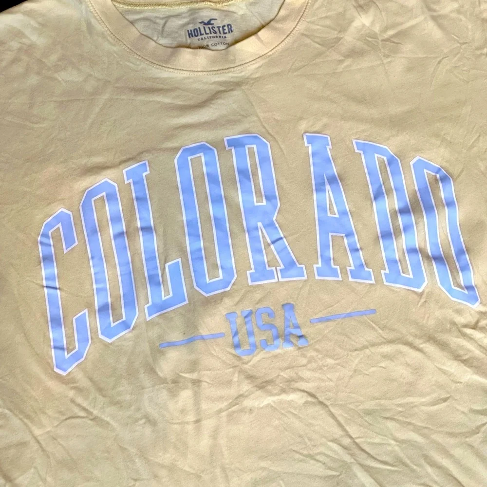 “COLORADO” Short Sleeve Tee from Hollister size XS in Pale Yellow Purple Letters - Picture 6 of 7